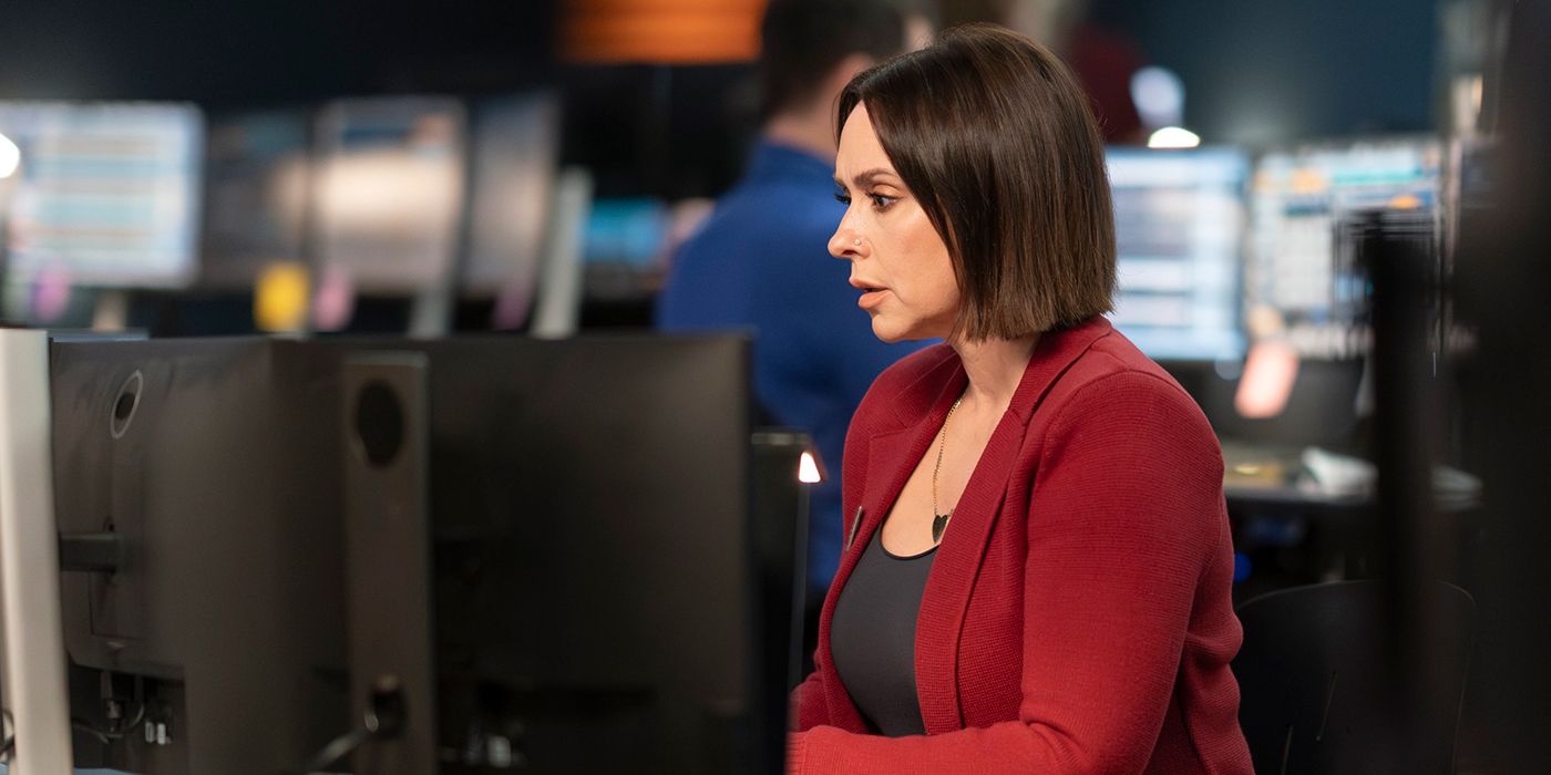 Jennifer Love Hewitt as Maddie working at her computer at the dispatch center in 9-1-1
