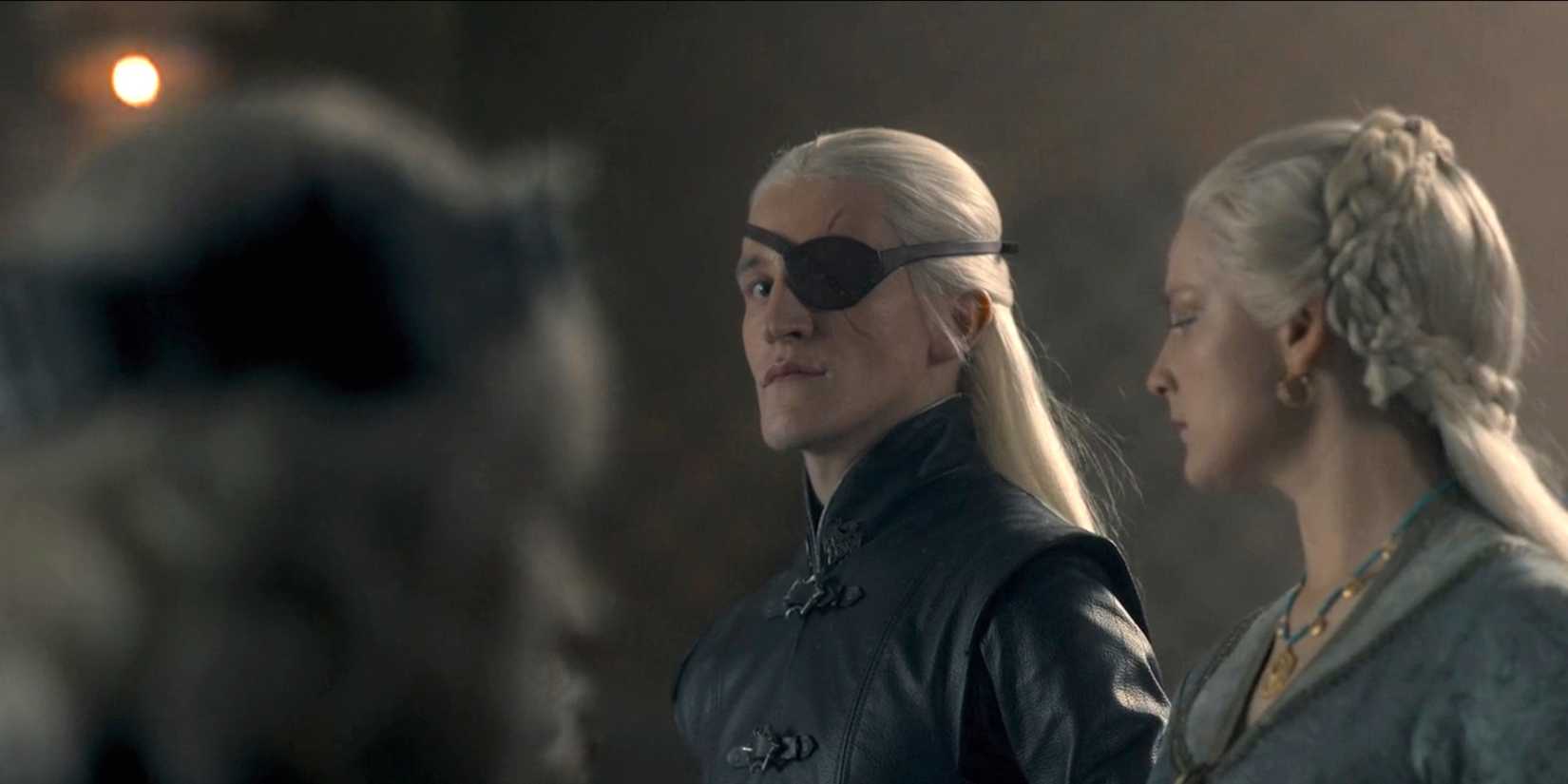 Aegons (Toms Glynn-Carney), Aemonmon (Ewan Mitchell) un Helaena (Phia Saban) Aegon kronējumā 1. sezonas 9. epizodē.