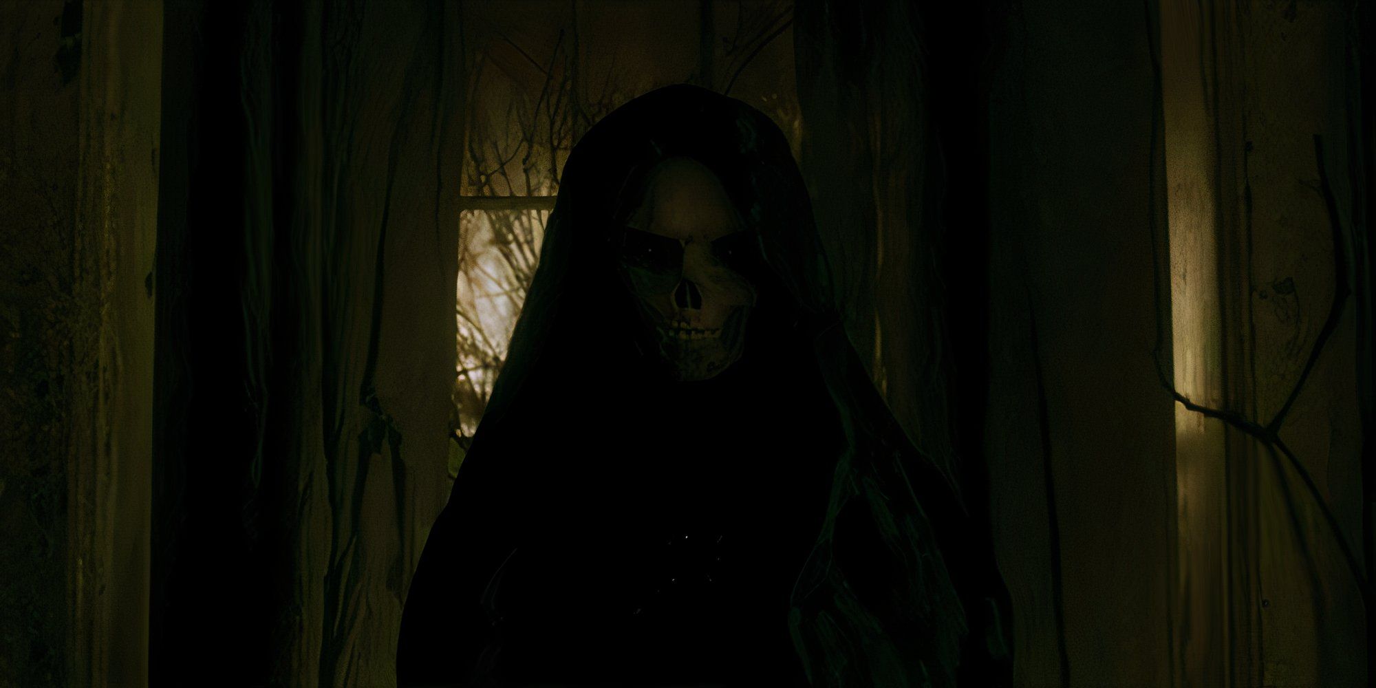 Una figura encapuchada con cara de calavera en el episodio 3 de 