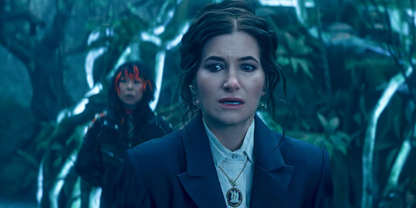 Kathryn Hahn, que interpreta a Agatha, parece sorprendida en 