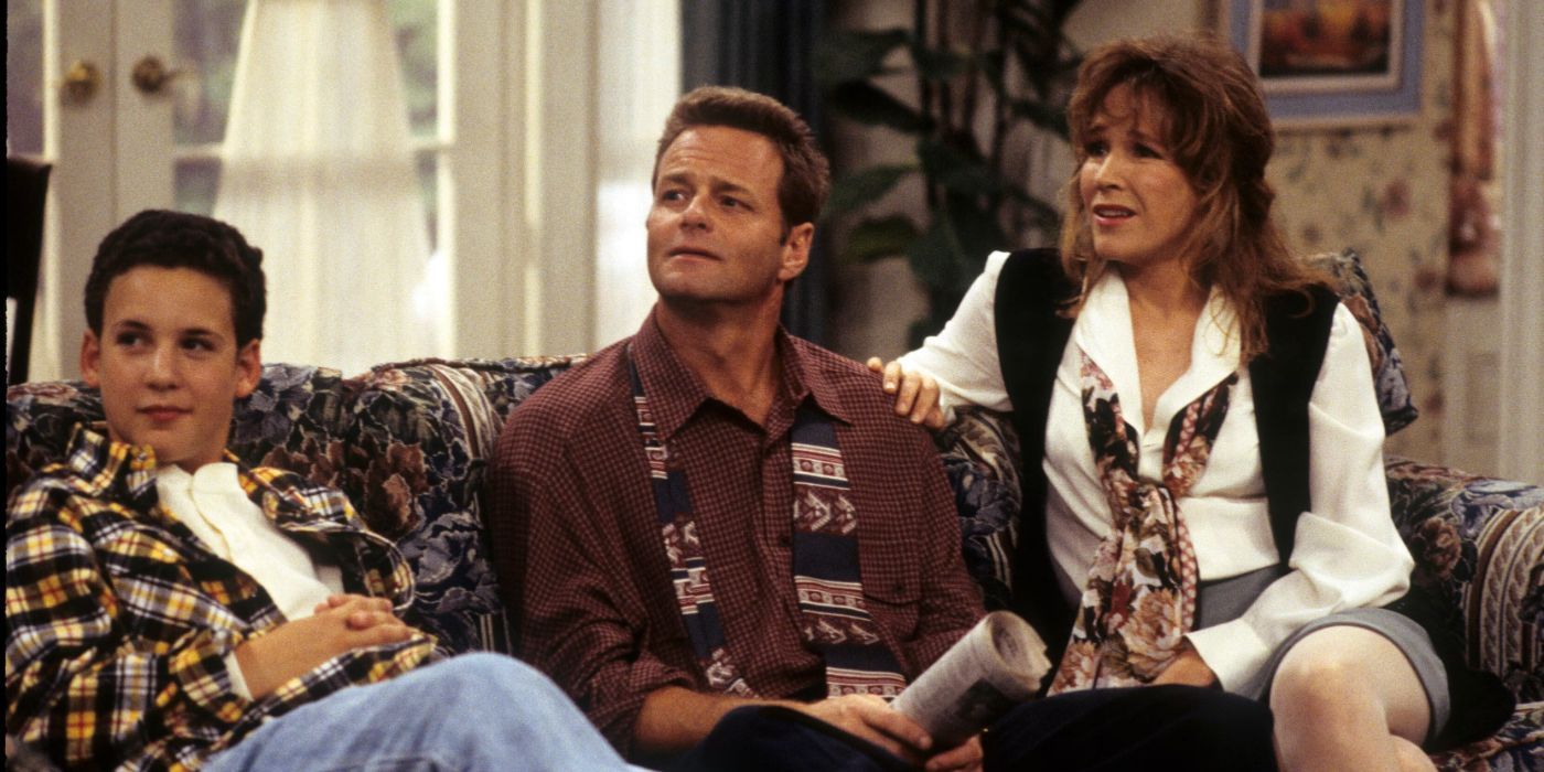 Cory sitting on the couch with his parents on Boy Meets World