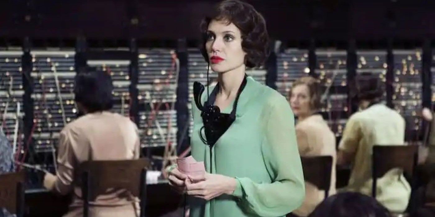 Angelina Jolie as Christine Collins at her job as a telephone company supervisor in Changeling