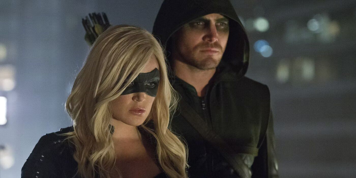 Sara Lance como Black Canary y Oliver Queen como Arrow on Arrow