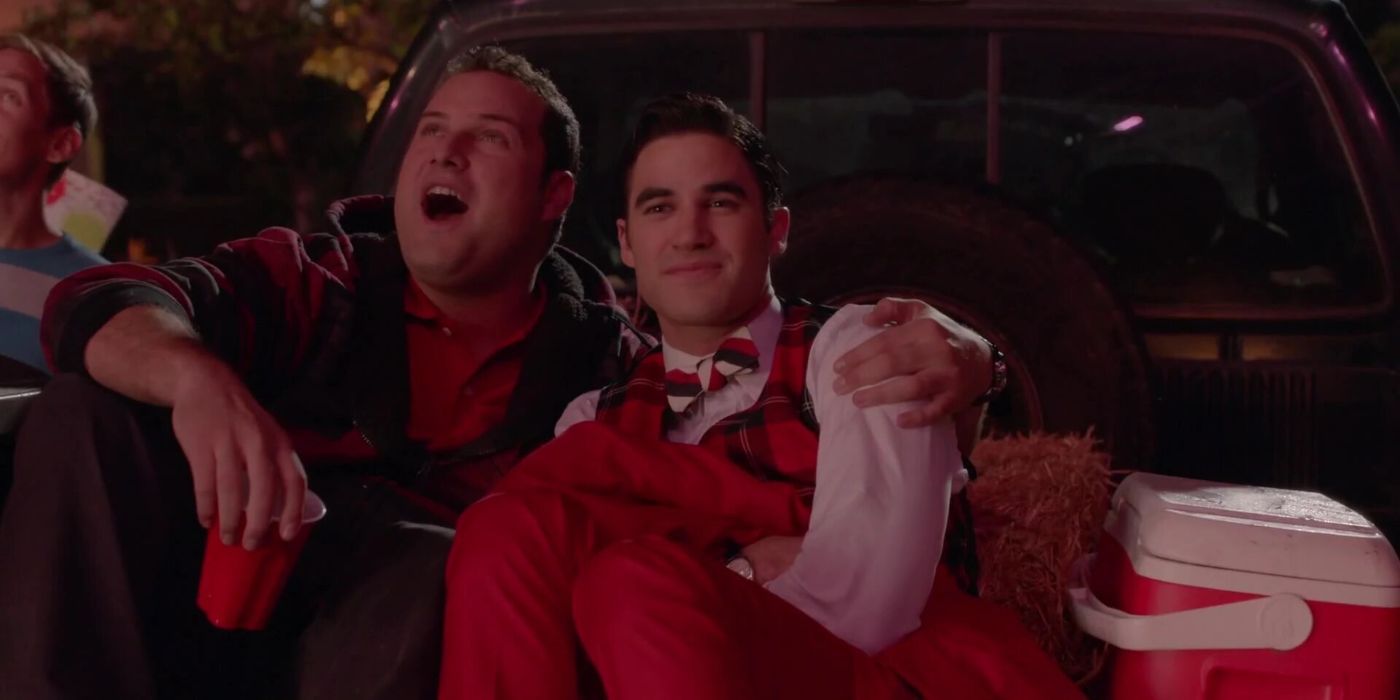 Blaine &amp; Karofsky sitting in a car with Karofsky&rsquo;s arm around Blaine&rsquo;s shoulder