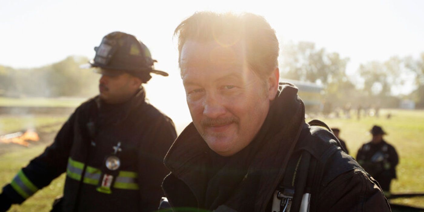 Christian Stolte con traje de bombero en la temporada 13 de Chicago Fire