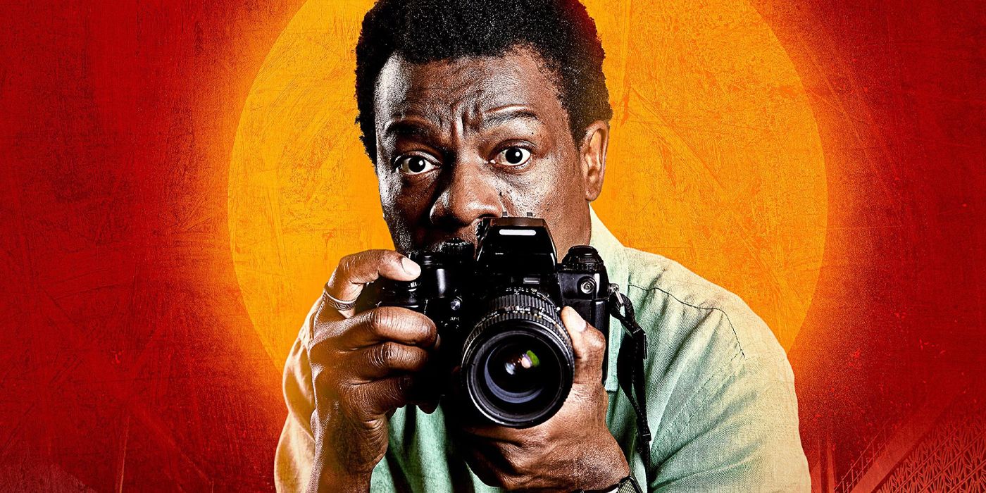 Alexandre Rodrigues as Rocket with a camera in his hand in City of God: The Fight Rages On