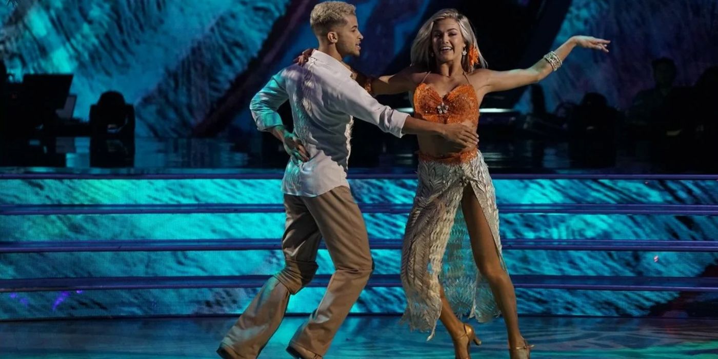 Jordan Fisher usa tacones altos mientras posa con su pareja de baile en Dancing with the Stars.