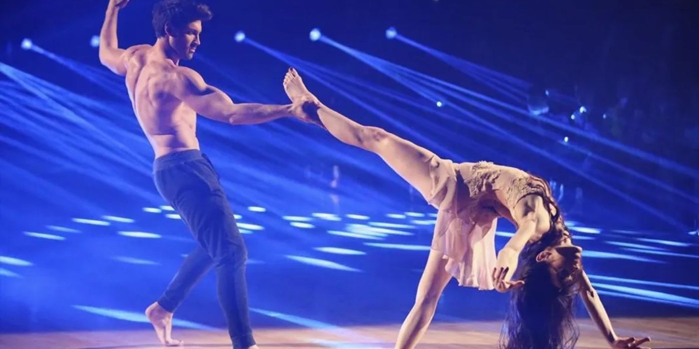 Meryl Davis adopta una pose dramática y baila descalza con su pareja de baile en Dancing with the Stars.