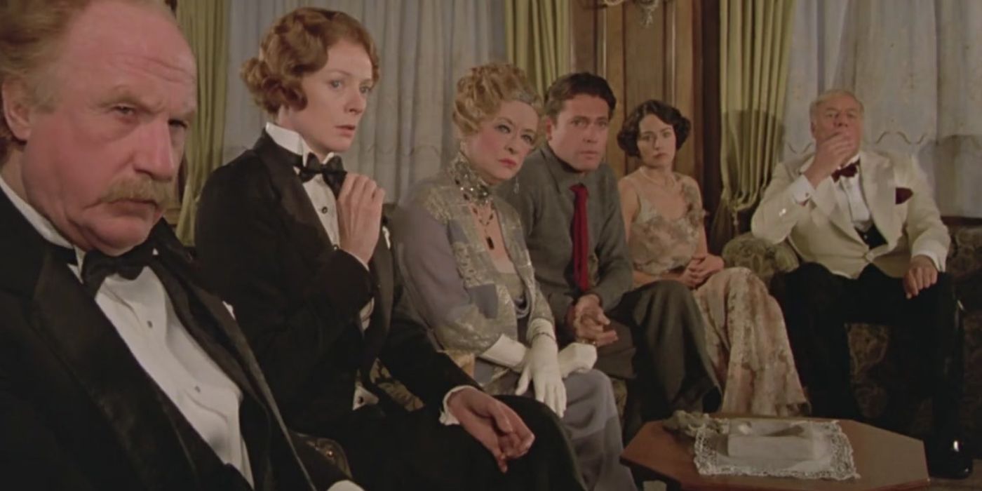 The cast gathered around in the final scene of &lsquo;Death on the Nile&rsquo; (1978)
