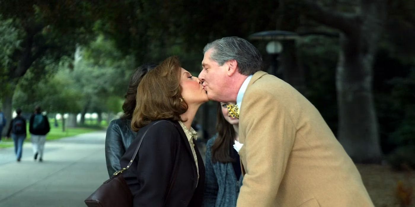 Richard (Edward Herrmann).and Emily (Kelly Bishop) kissing in Gilmore Girls