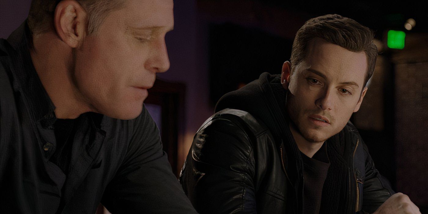 Jason Beghe as Hank Voight and Jesse Lee Soffer as Jay Halstead talk in a bar in Chicago P.D.