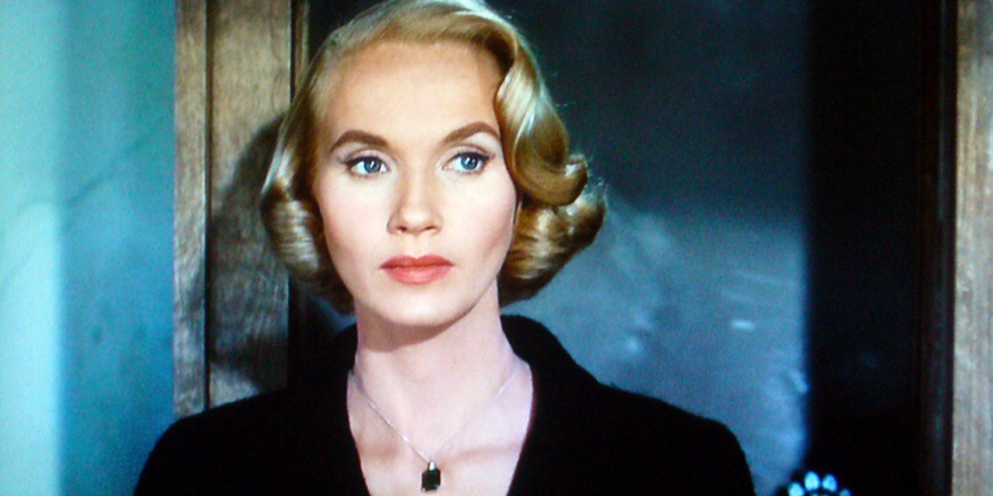 Eve Kendall looking intently in North by Northwest (1959)