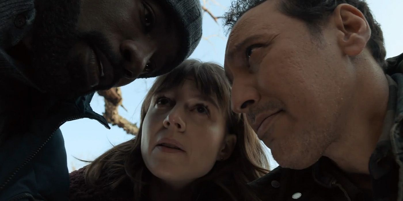 David Acosta (Mike Colter), Kristen Bouchard (Katya Harbers) y Ben Shakeel (Aasif Mandvi) hablan sobre el diablo en un episodio de 'Evil' "S significa silencio."