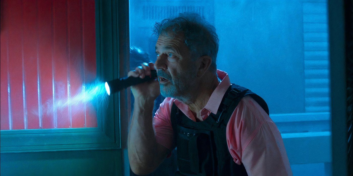 Mel Gibson holding a flashlight in Force of Nature