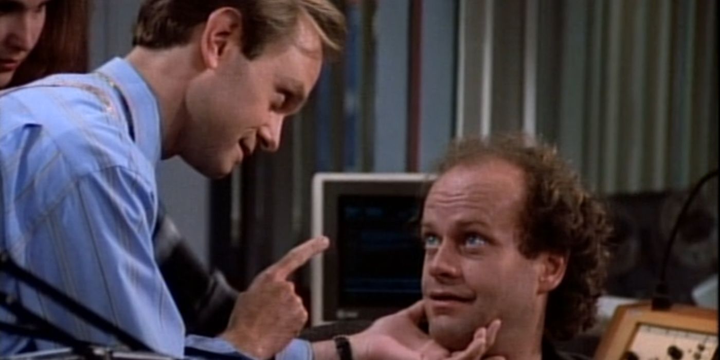 Niles, Roz y Frasier están en el estudio. Niles tiene su mano en la barbilla de Frasier. Levanta un dedo para que Frasier lo siga. Frasier parece muy atónito.