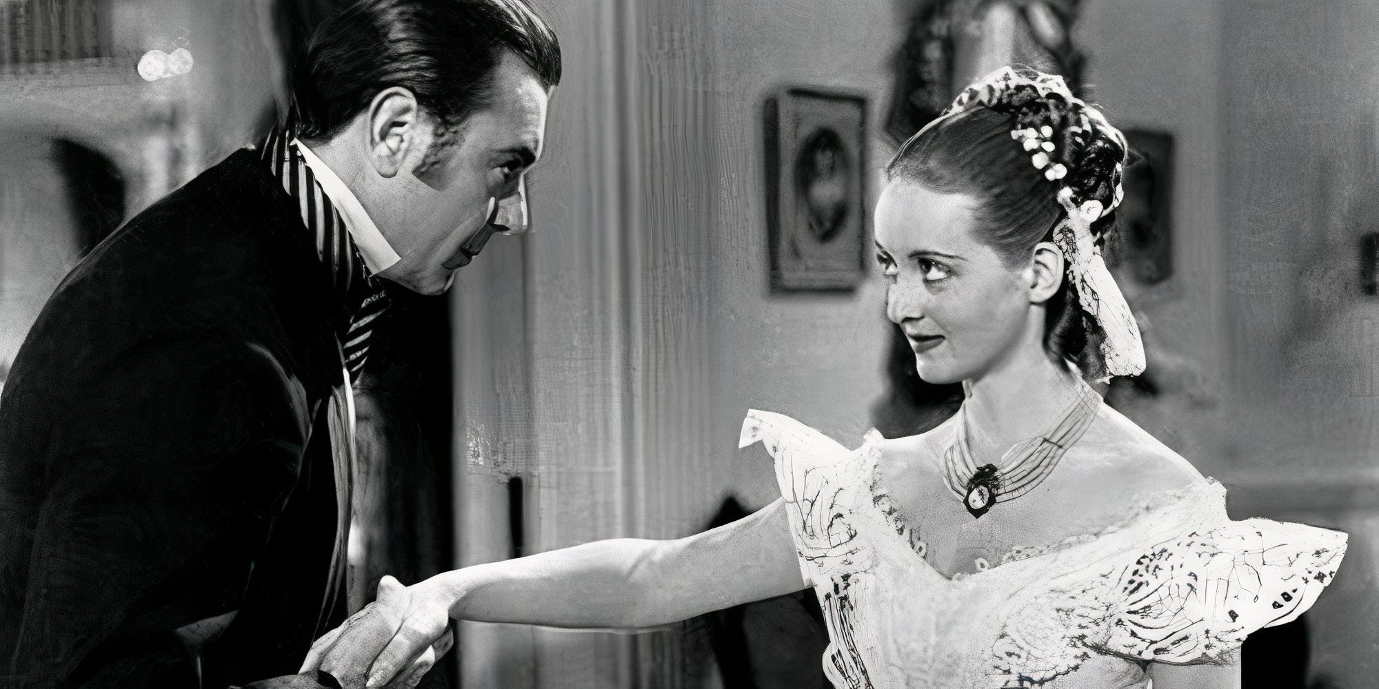 George Brent holding Bette Davis &rsquo;s hand in Jezebel (1938)