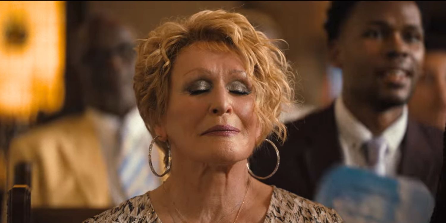 Glenn Close, que interpreta a Alberta Jackson en Escape (2024), está en la iglesia.