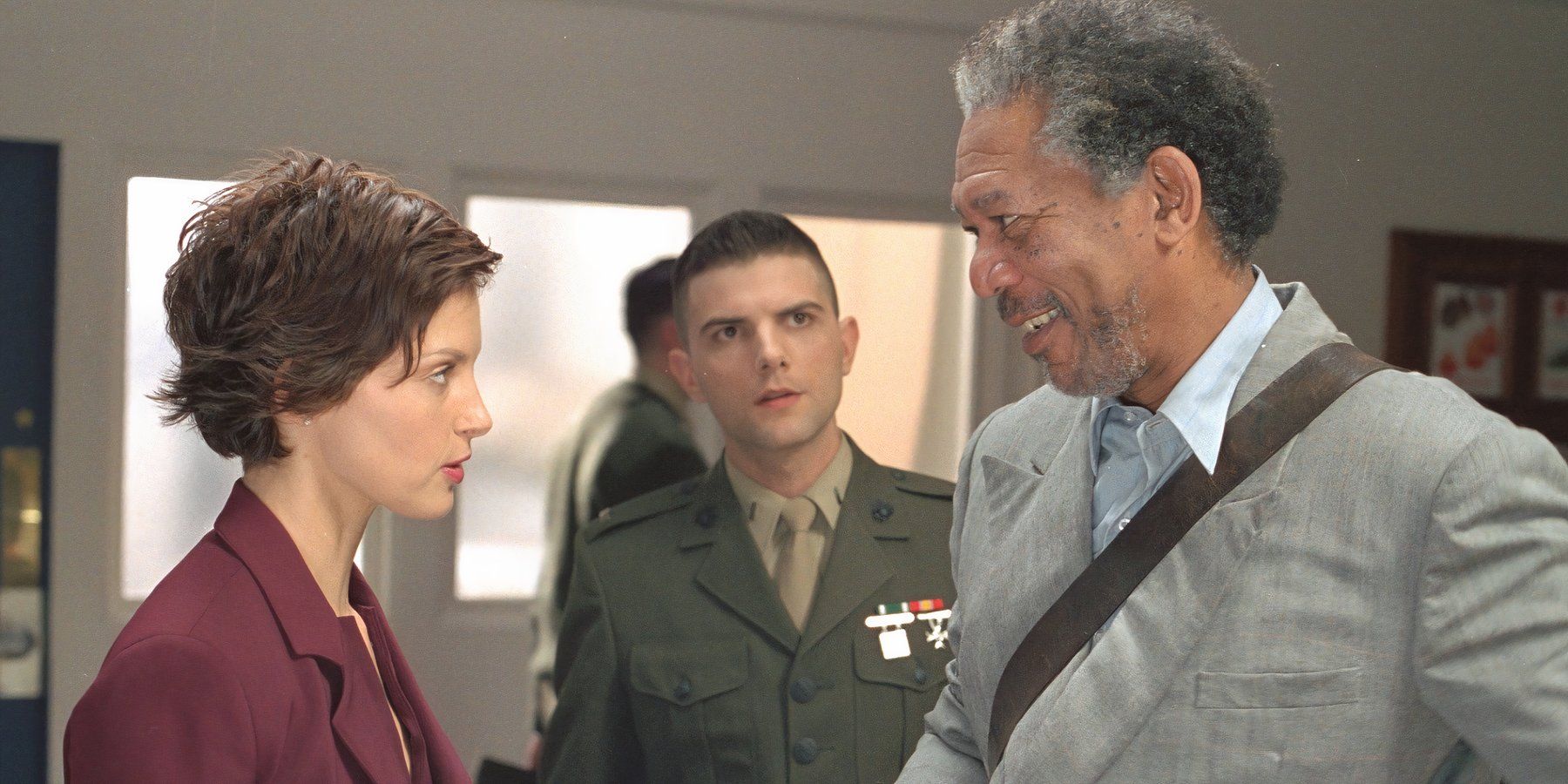 Ashley Judd as Claire Kubik talking to Morgan Freeman as Charles Grimes in High Crimes