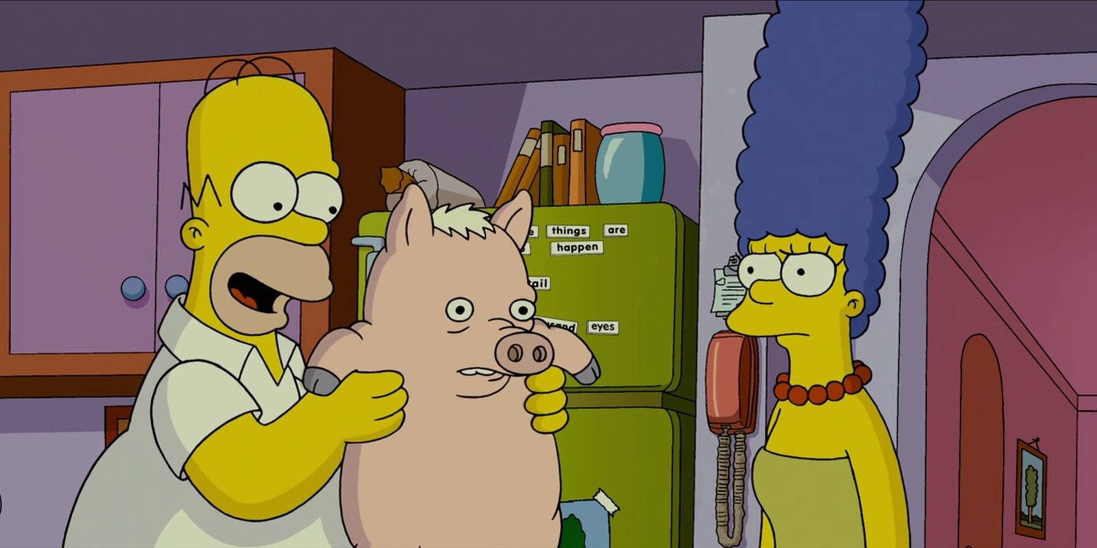 En La película de Los Simpson, Homero sostiene un cerdo araña bajo el brazo mientras Marge mira con desaprobación.