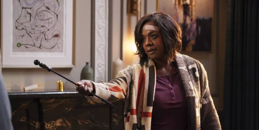 Annalize Keating (Viola Davis) tur pokeru ar pārsēju uz galvas, kā atbrīvoties no slepkavības.