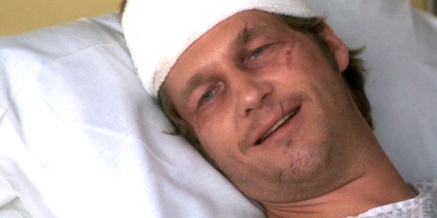 Jeff Bridges as Turner Kendall lying in a hospital bed in The Morning After