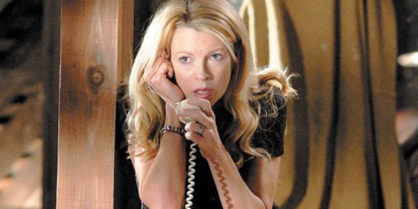 Kim Basinger en una llamada de teléfono celular