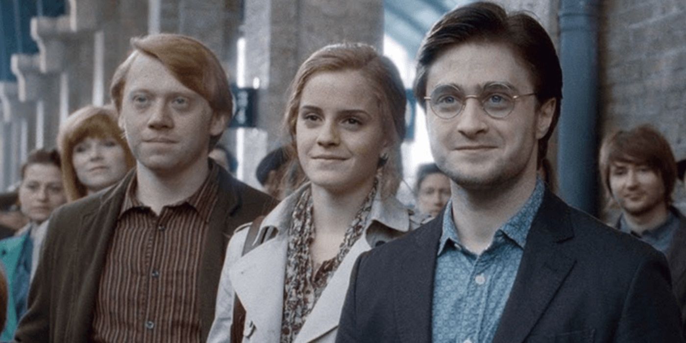 Un anciano Ron Weasley (Rupert Grint), Hermione Granger (Emma Watson) y Harry Potter (Daniel Radcliffe) están juntos en Harry Potter y las Reliquias de la Muerte Parte 2.