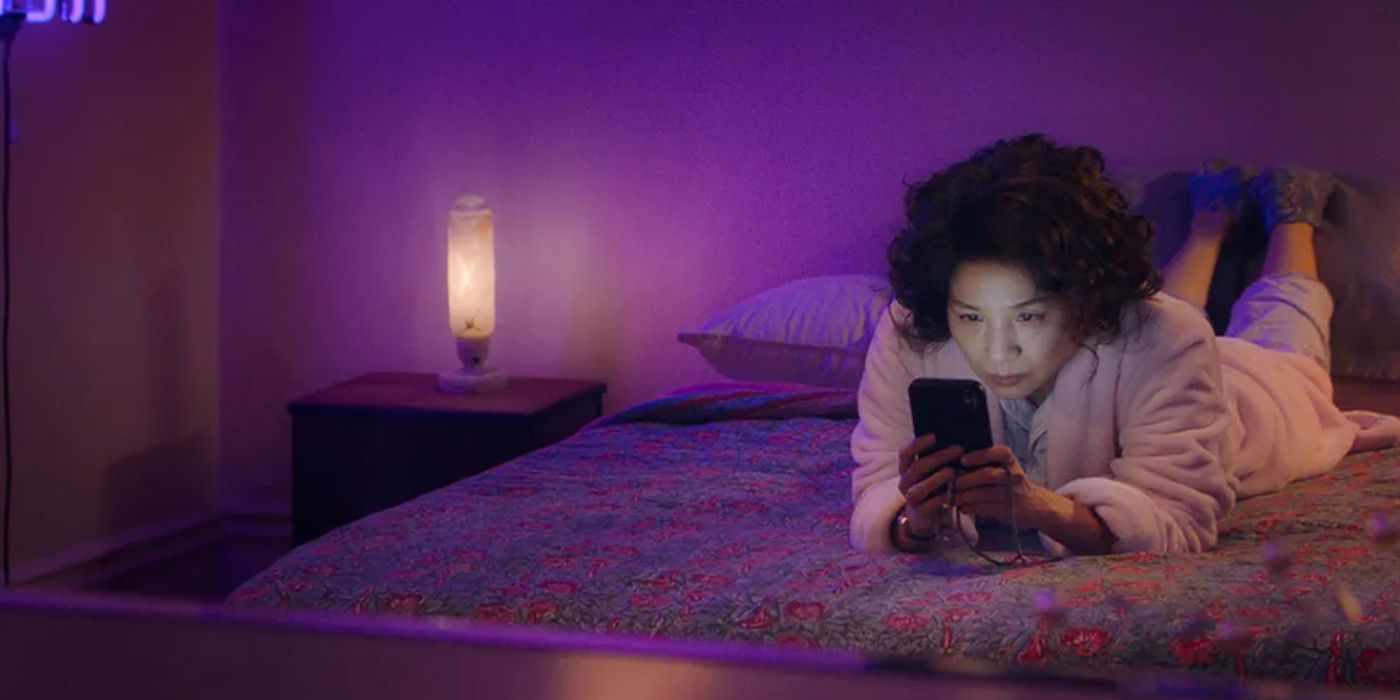 Kim Ho-jung in The Mother and the Bear in bed looking at phone