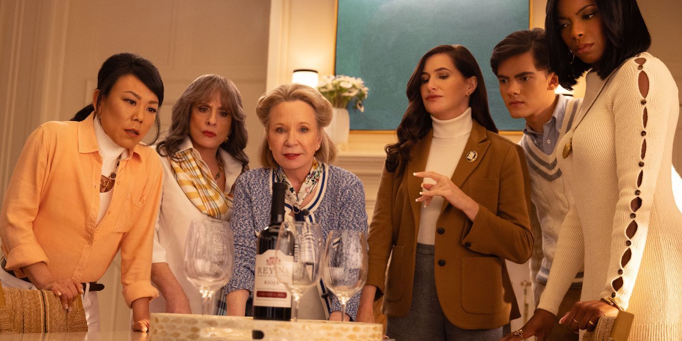 Ari Ann, Patti LuPone, Debra Jo Rupp, Kathryn Hahn, Joe Locke y Sasheer Zamata miran fijamente a Wine en el episodio 3 de Agatha All Along