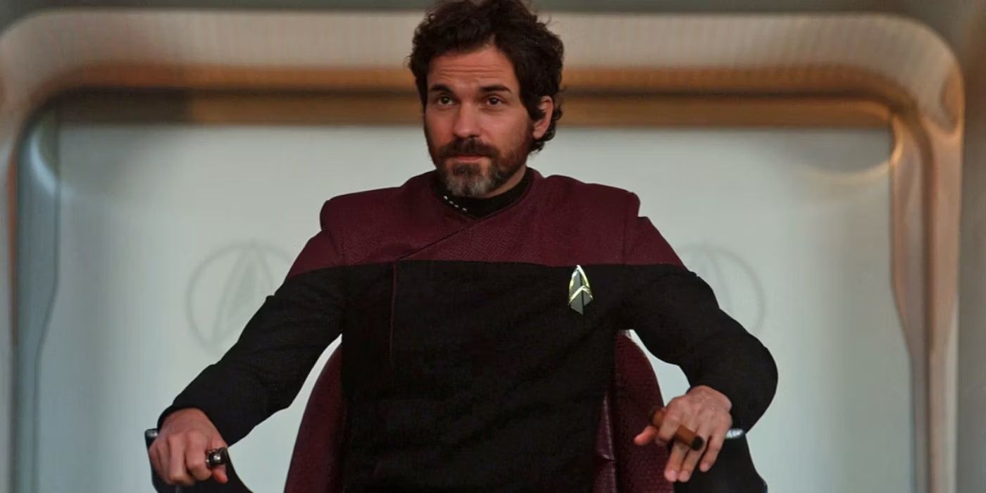 El Capitán Ríos (Santiago Cabrera) se sienta en el asiento del capitán en Star Trek: Picard Temporada 2