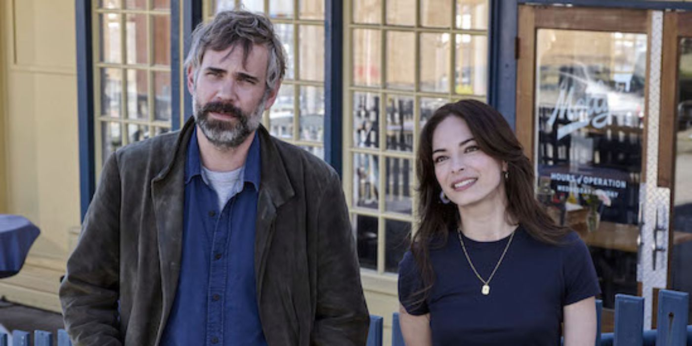 Rossif Sutherland y Kristin Kreuk están uno al lado del otro en una escena de 