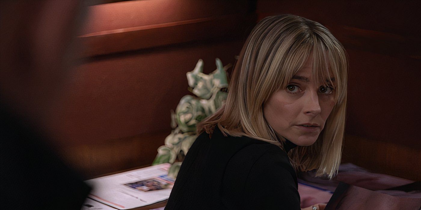 Bojana Novakovic as Detective Josephine Petrovic at a desk in Chicago P.D.