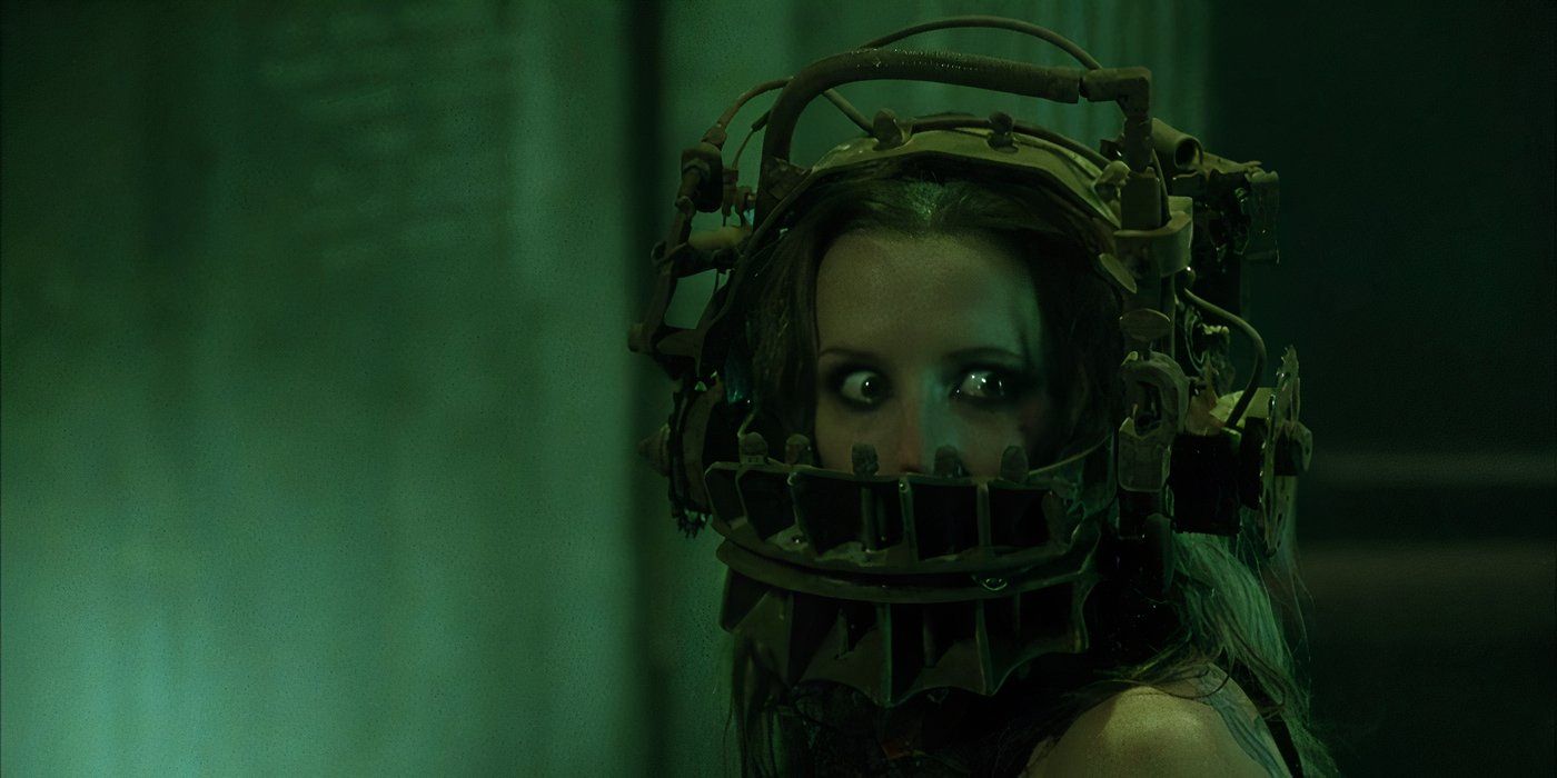 Amanda, played by actor Shawnee Smith, with a bear trap device strapped to her head in Saw.