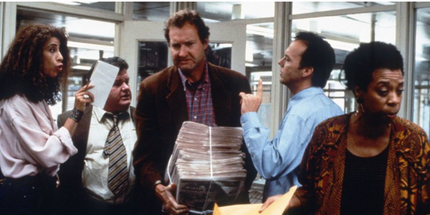 Randy Quaid and Michael Keaton as Michael and Henry holding newspapers and yelling in 'The Paper'