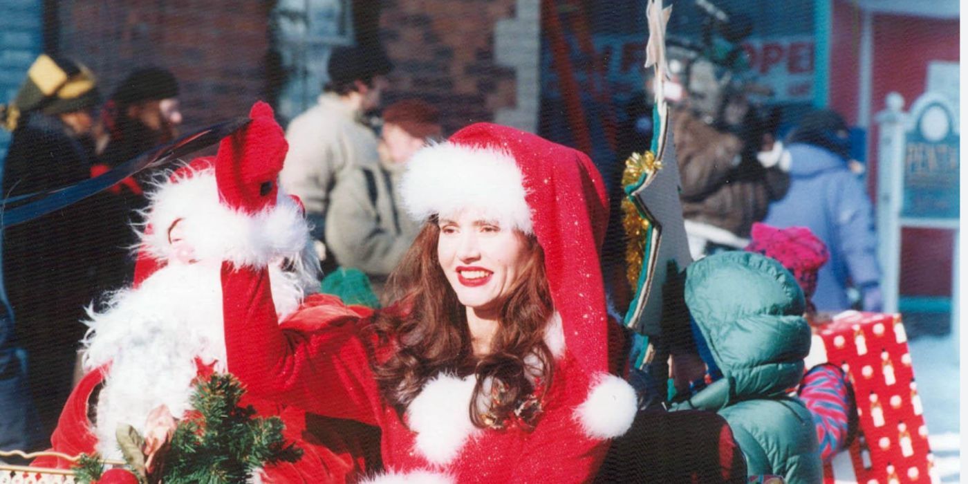 Geena Davis as Samantha wearing a santa hat and red dress in a carriage in &lsquo;The Long Kiss Goodnight&rsquo;