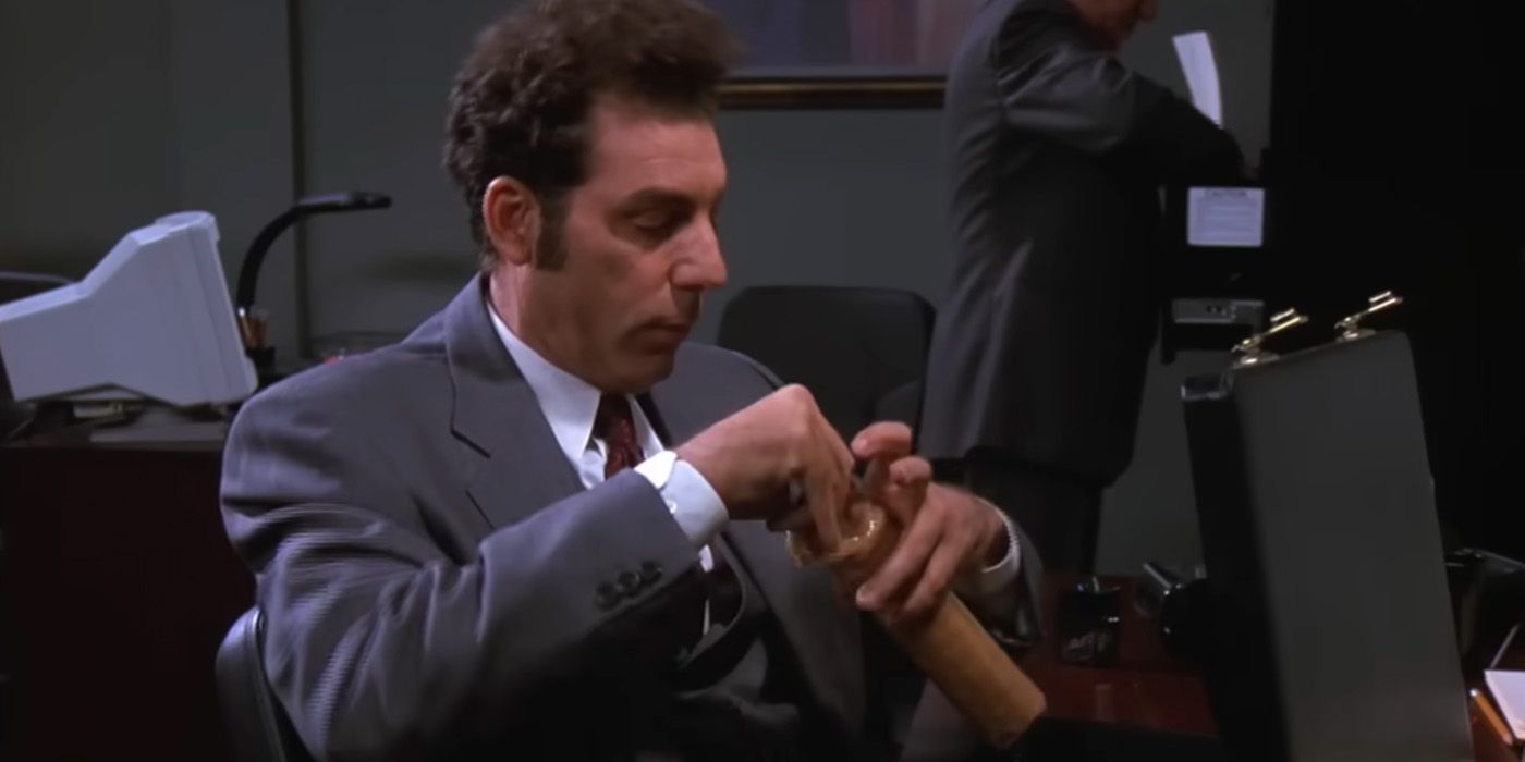 Cosmo Kramer (Michael Richards) abre galletas Ritz en el trabajo en un episodio de 