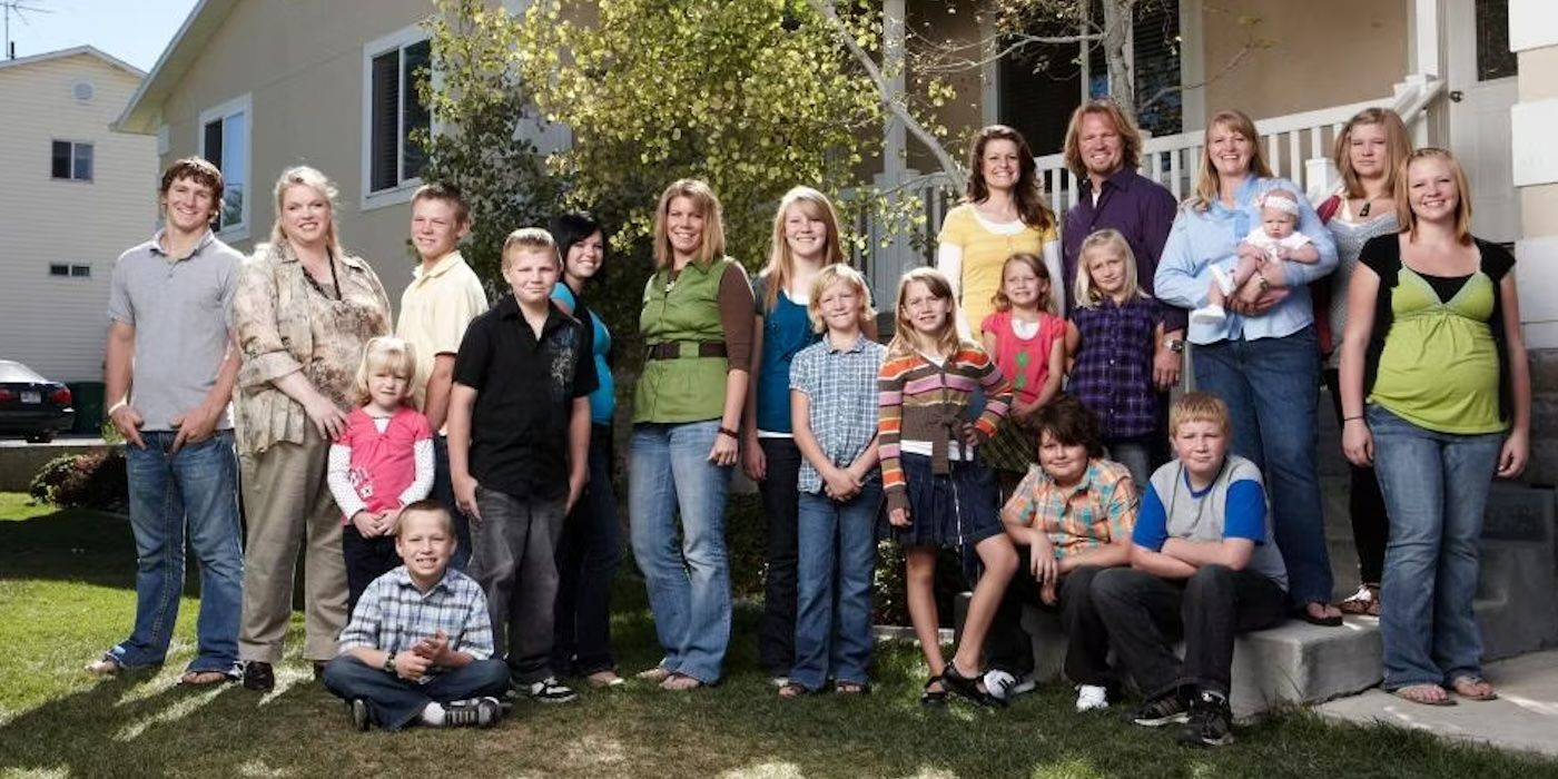 'Sister Wives' family photo of Kody, his wives and children taken outside of their home