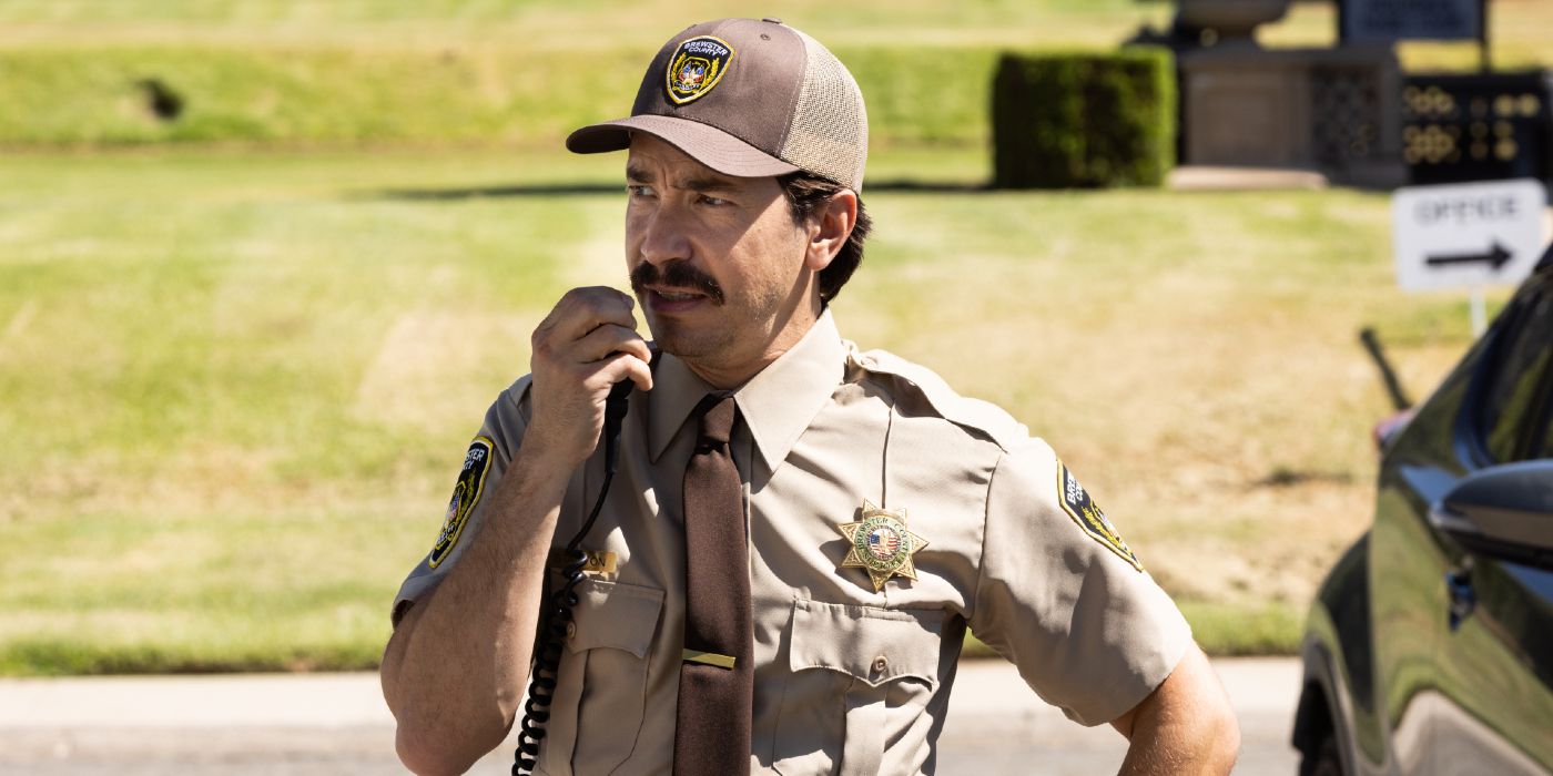 Justin Long radioing his fellow officers in 'Spin the Bottle'