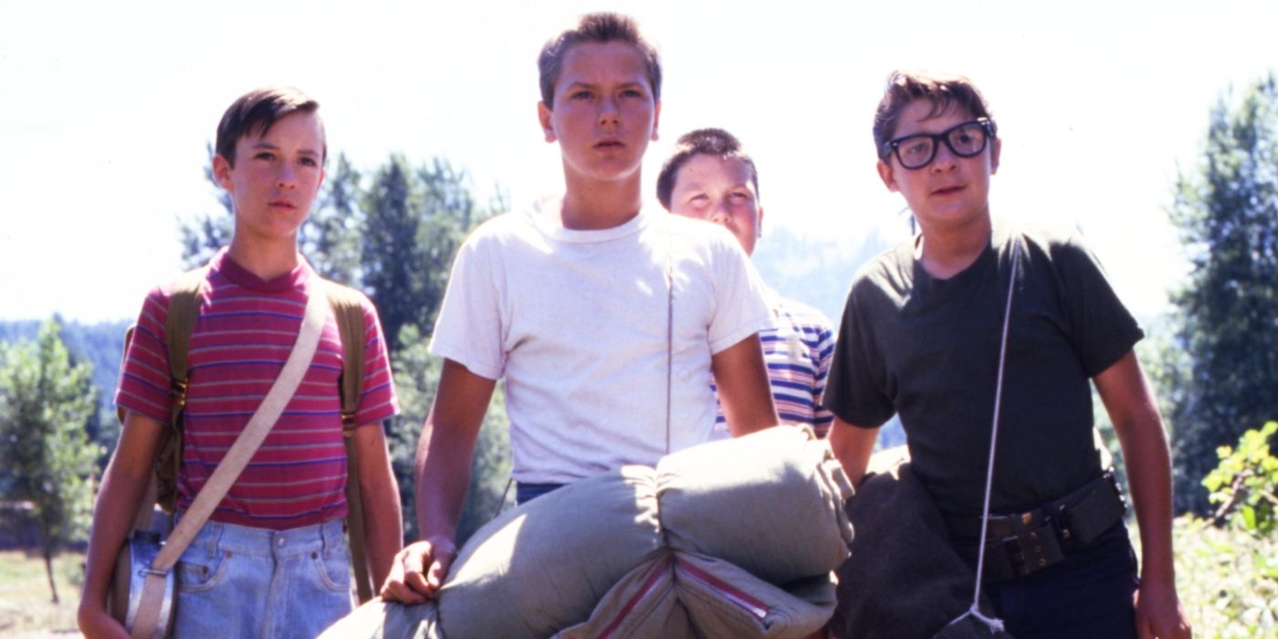 Gordie, Teddy, Vern y Chris miran a lo lejos en Stand by Me