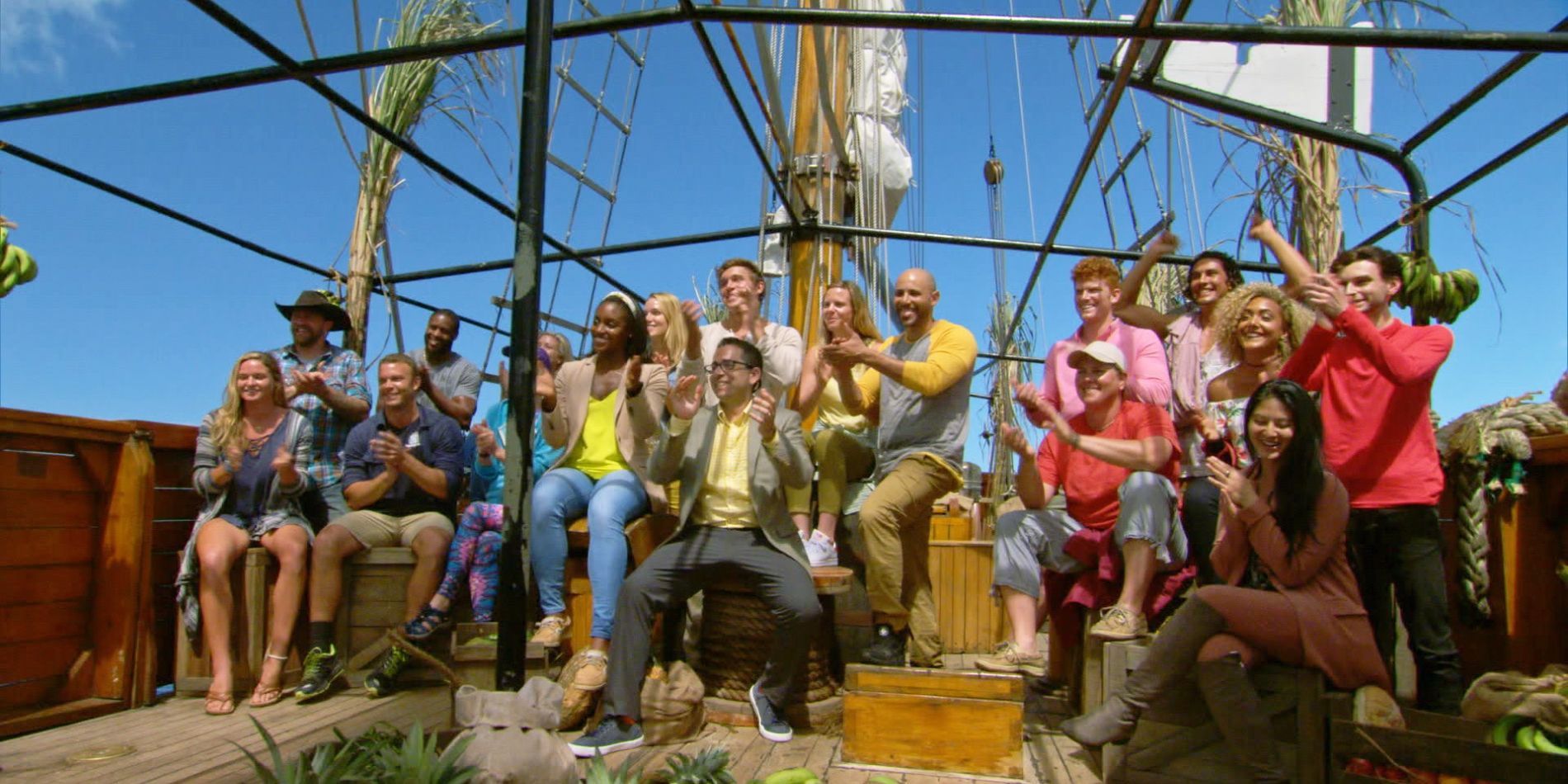 En la temporada 35 de Survivor, los concursantes se dividen en tres equipos y se animan unos a otros en un barco.