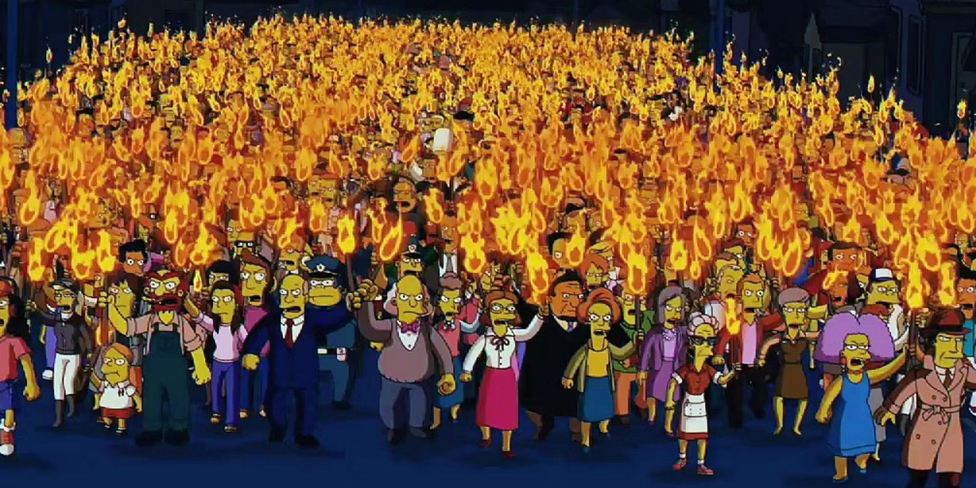 Una multitud enojada sosteniendo antorchas en la calle en La película de Los Simpson.