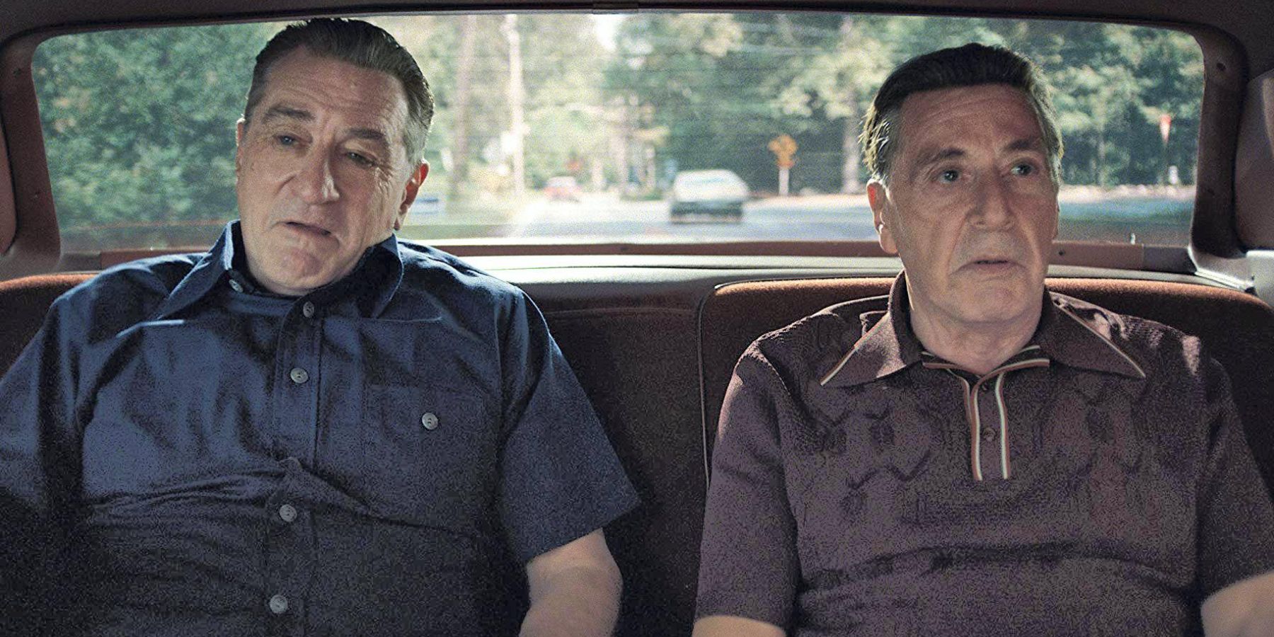 Robert De Niro y Al Pacino sentados uno al lado del otro en la parte trasera de un coche en The Irishman (2019)