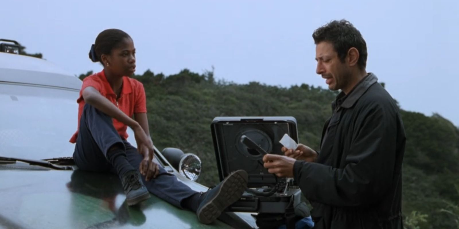 Kelly (Vanessa Lee Chester) e Ian Malcolm (Jeff Goldblum) hablan en El mundo perdido: Jurassic Park.