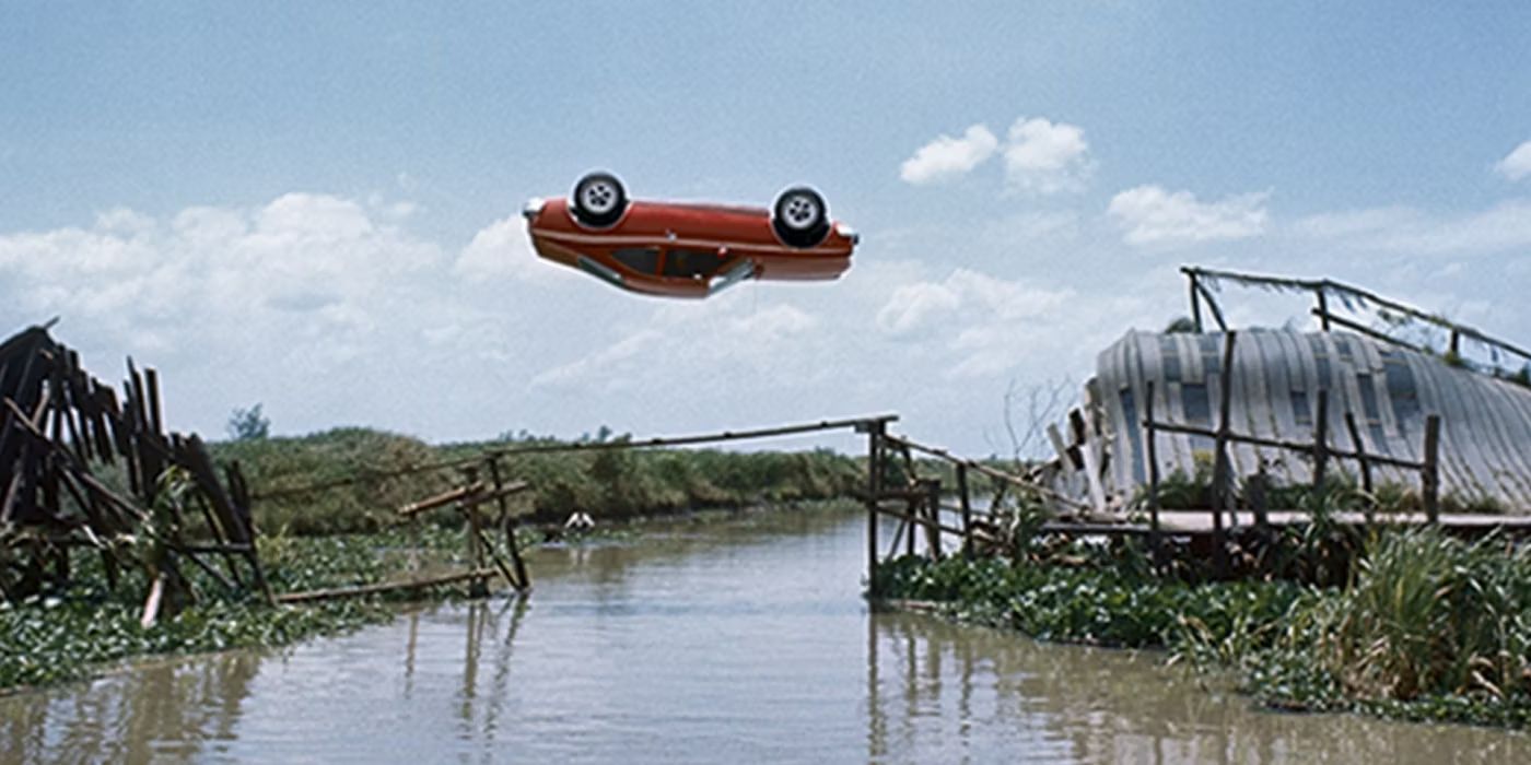 Un coche naranja salta un río en El hombre de la pistola de oro (1973)