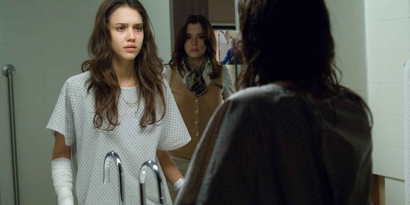 Jessica Alba looks into a mirror in &lsquo;The Eye&rsquo;
