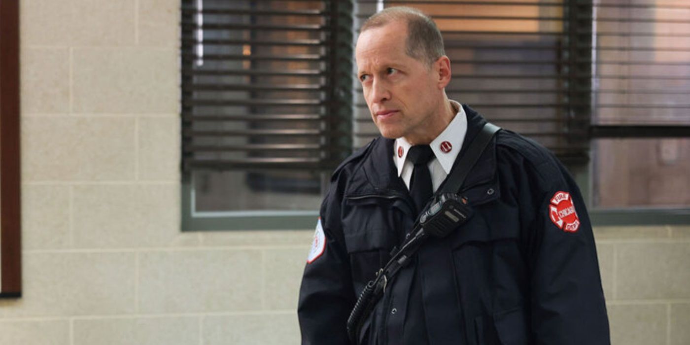 Tim Hopper en uniforme en la temporada 13 de Chicago Fire