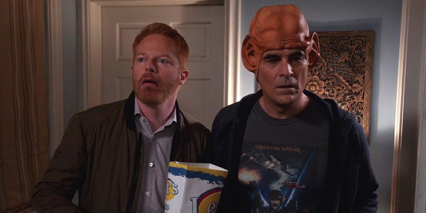 Actors Ty Burrell and Jesse Tyler Fergusson as Mitch and Phil looking confused in Modern Family.