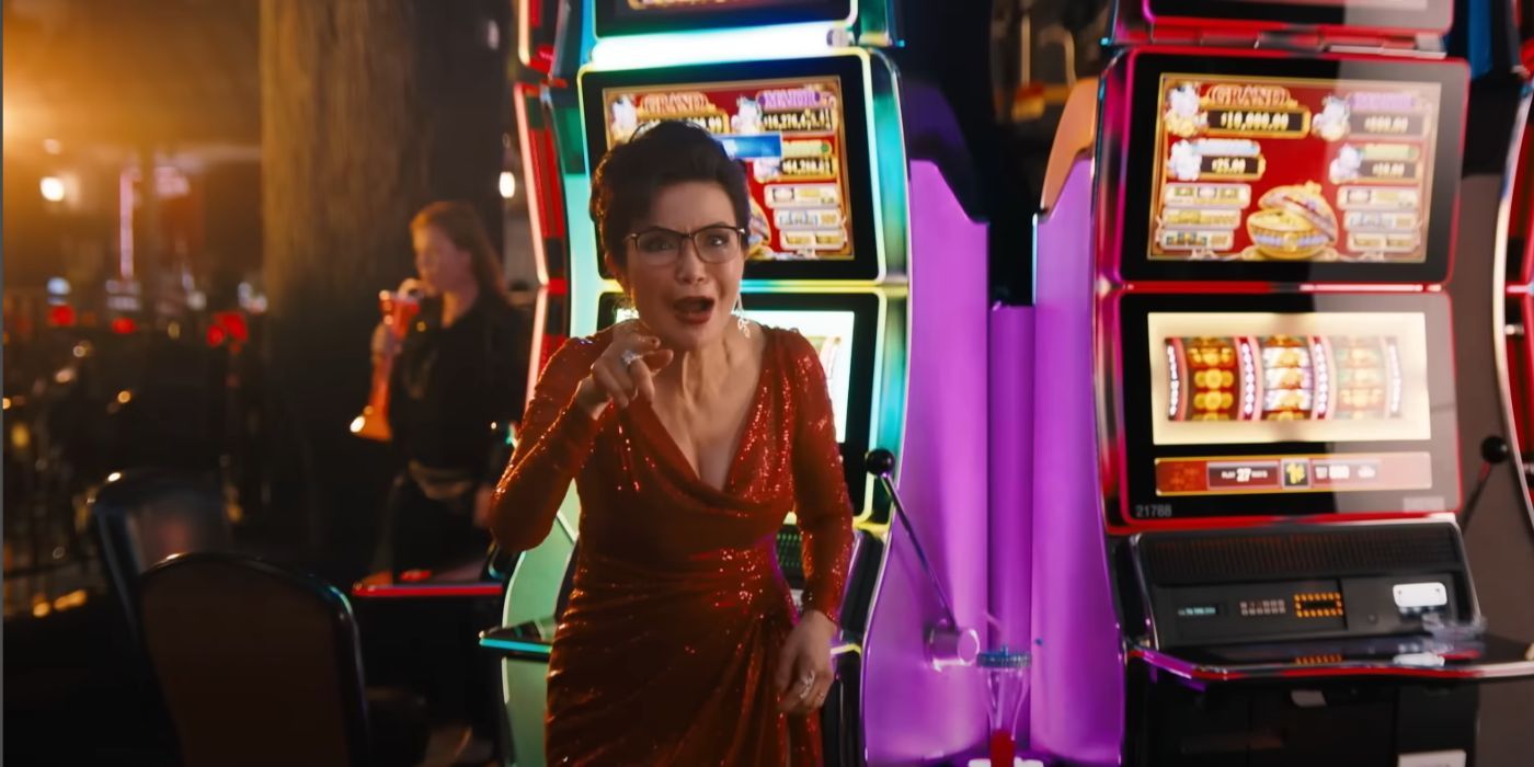 Peggy Lu, que interpreta a la Sra. Chen, se encuentra en un casino en Venom: The Last Dance, con un vestido rojo brillante.