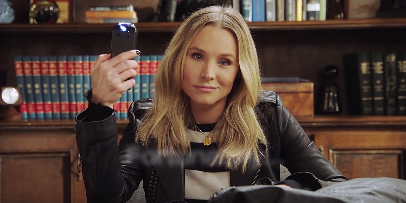 Kristen Bell holding a taser and smirking at the camera in Veronica Mars