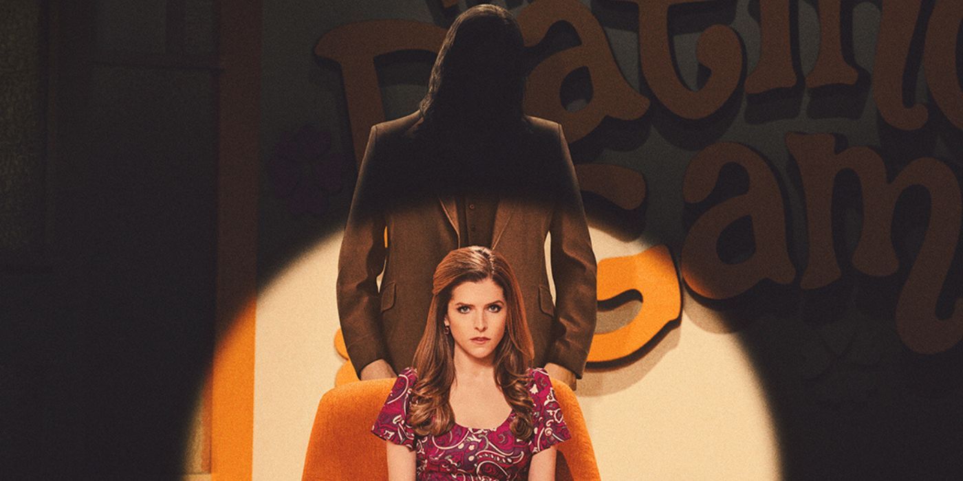 El cartel de la Mujer de la Hora se cierne sobre Anna Kendrick y Daniel Zovatto mientras están sentados en el set de The Dating Game.